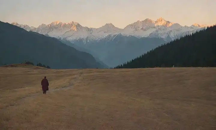 Un sereno paisaje montañoso con una figura solitaria en atuendo tradicional caminando hacia el horizonte, picos cubiertos de nieve que suben a la distancia, un camino de viento que conduce a la cumbre, majestuosos árboles montañosos que se deslizan suavemente en la brisa, y un sol sentado detrás de la gama arrojando luz dorada en el paisaje